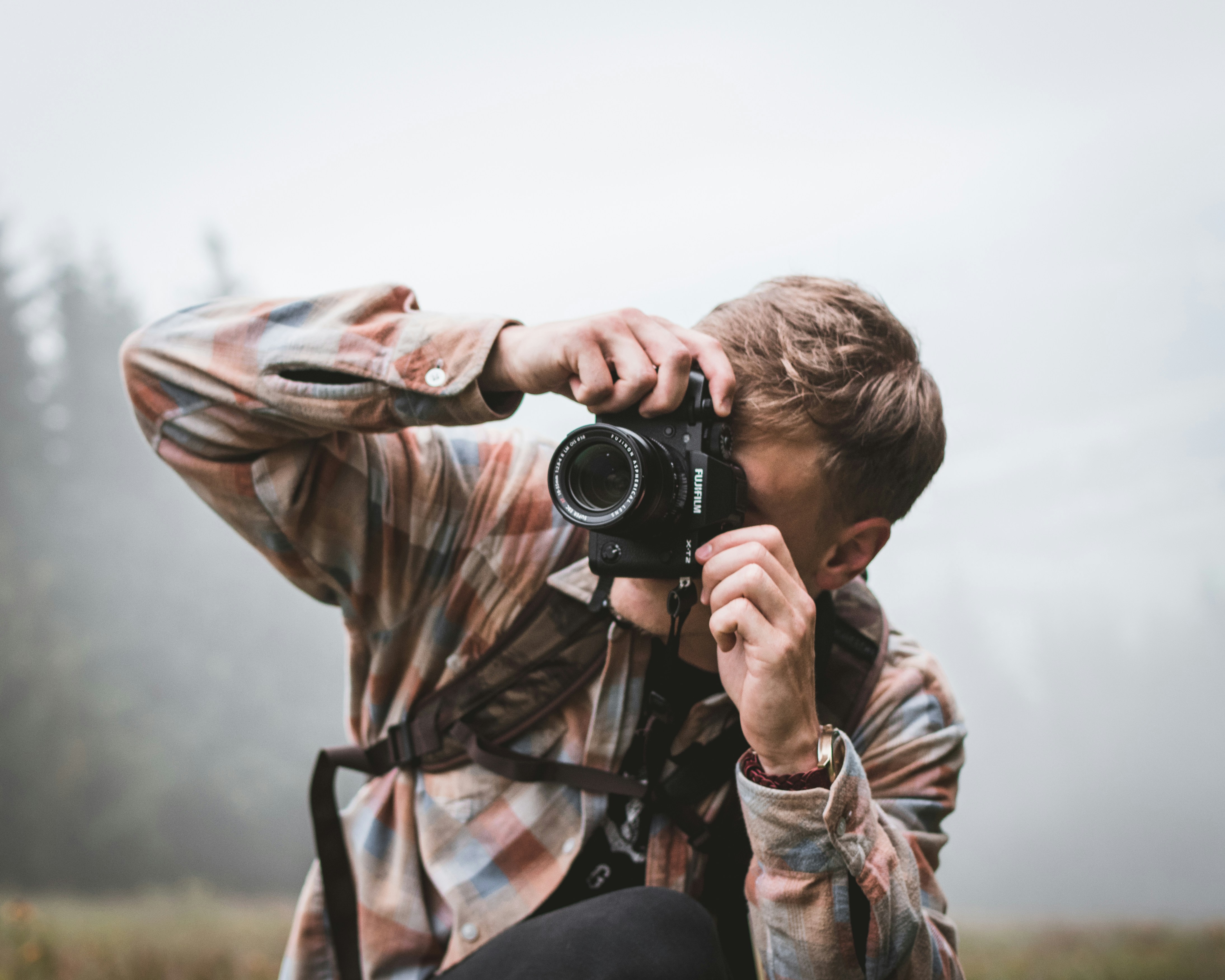 Изображение даваемое фотоаппаратом. Человек с фотоаппаратом. Мужчина с фотоаппаратом. Фотограф с камерой. Парень с камерой.