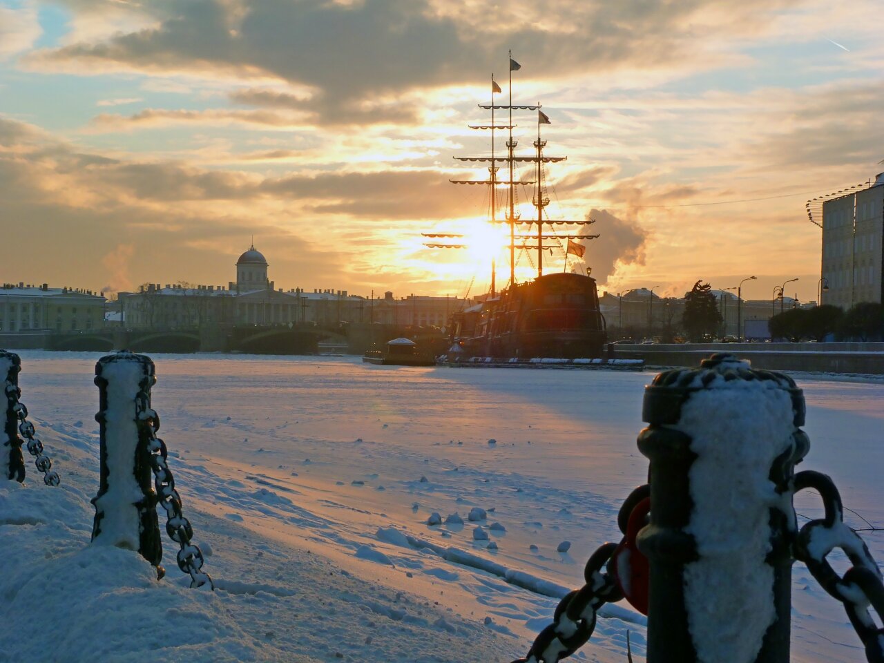 Закат и кораблик