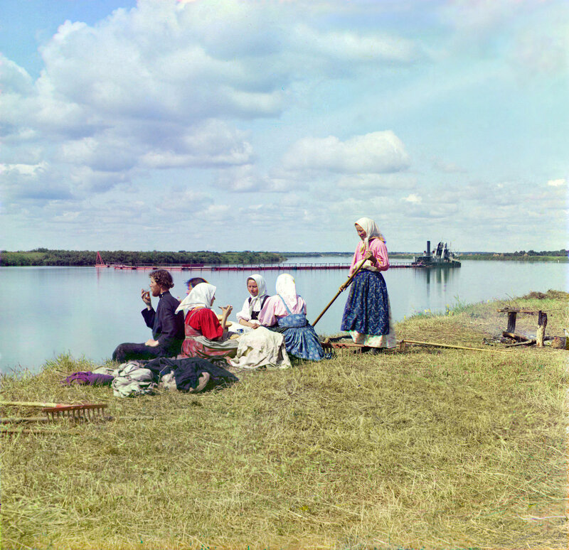 Обед на покосе 1909 год Прокудин-Горский1a12.jpg