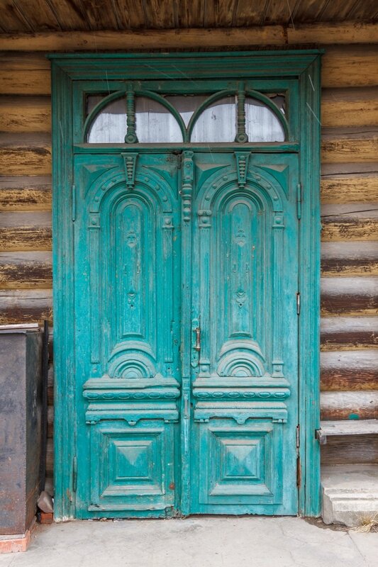 Двери деревянного дома по ул. Кирова