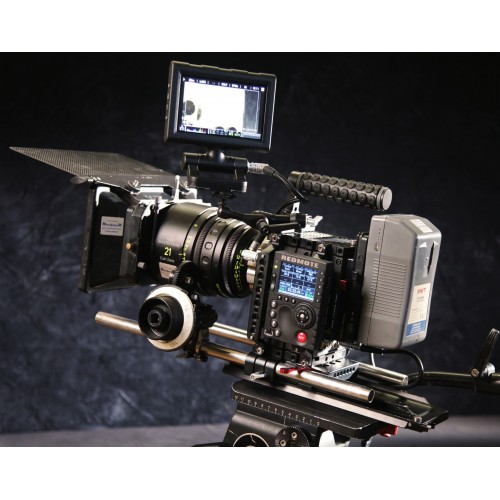 Red camera. Камера Red Epic w. Red Epic Mysterium x. Кинокамера Red. Среднеформатная камера Red.