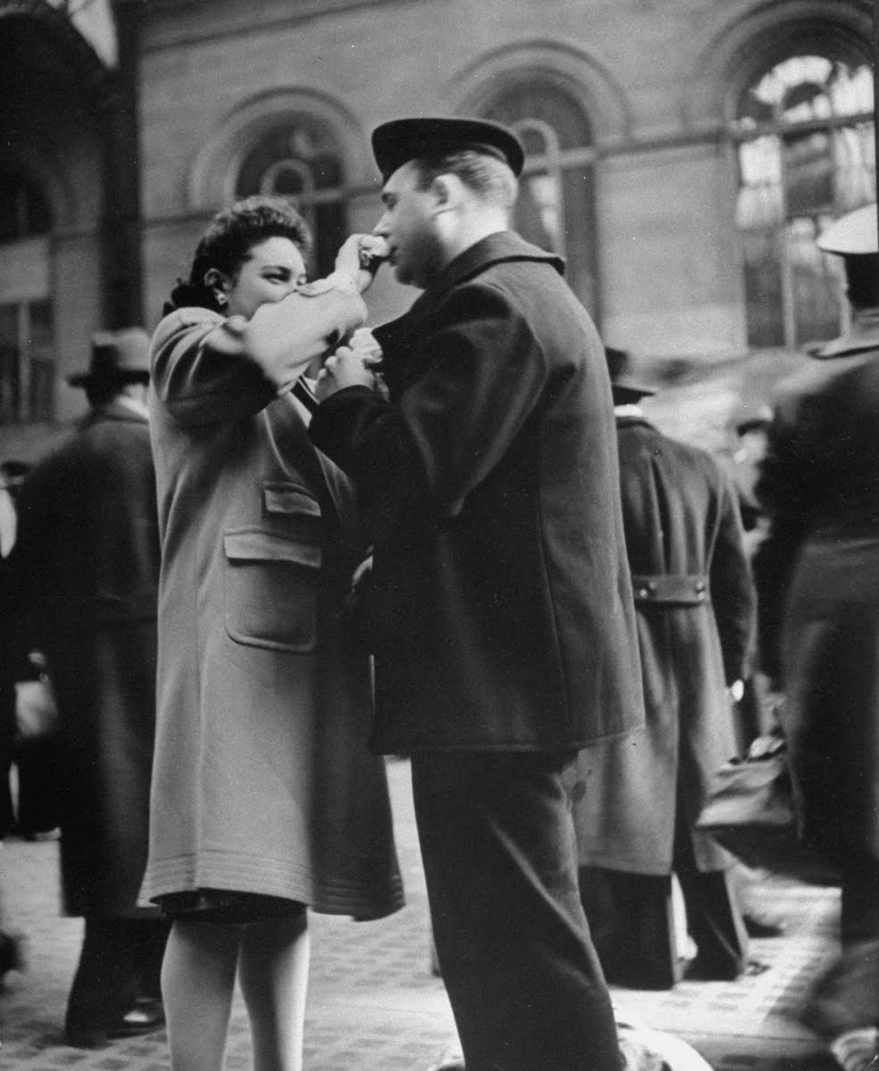 Прощание. Прощание влюбленных на Пенсильванском вокзале в 1943. Альфред Эйзенштадт поцелуй. Life Alfred Eisenstaedt. Альфред Эйзенштадт фотографии.