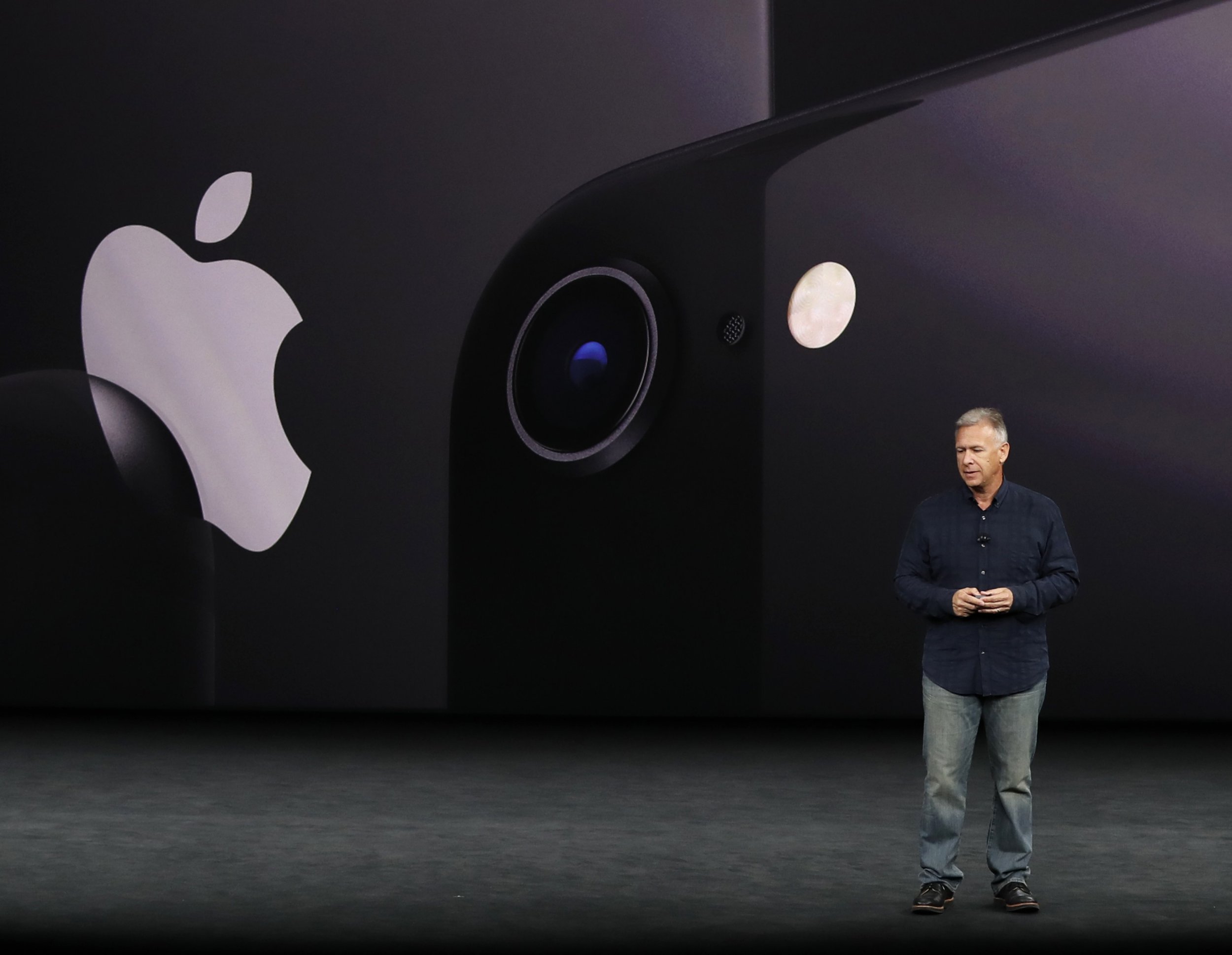 Новые айфоны сегодня. Презентация Apple. Мероприятие Apple. Презентация Apple 2022. Apple фотосессия.