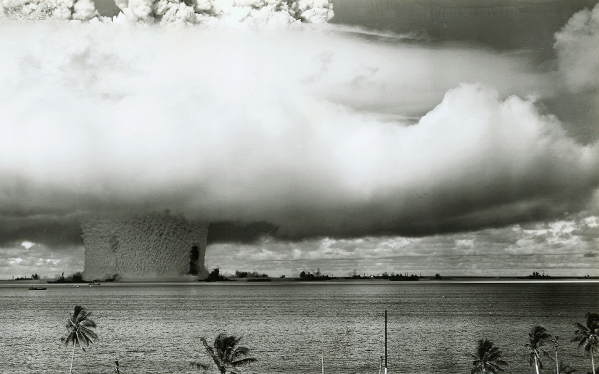 Nuclear testing. Взрыв бомбы в тихом океане Атолл бикини. Взрыв водородной бомбы Атолл бикини. Атолл бикини испытания бомбы. Взрыв ядерный гриб.