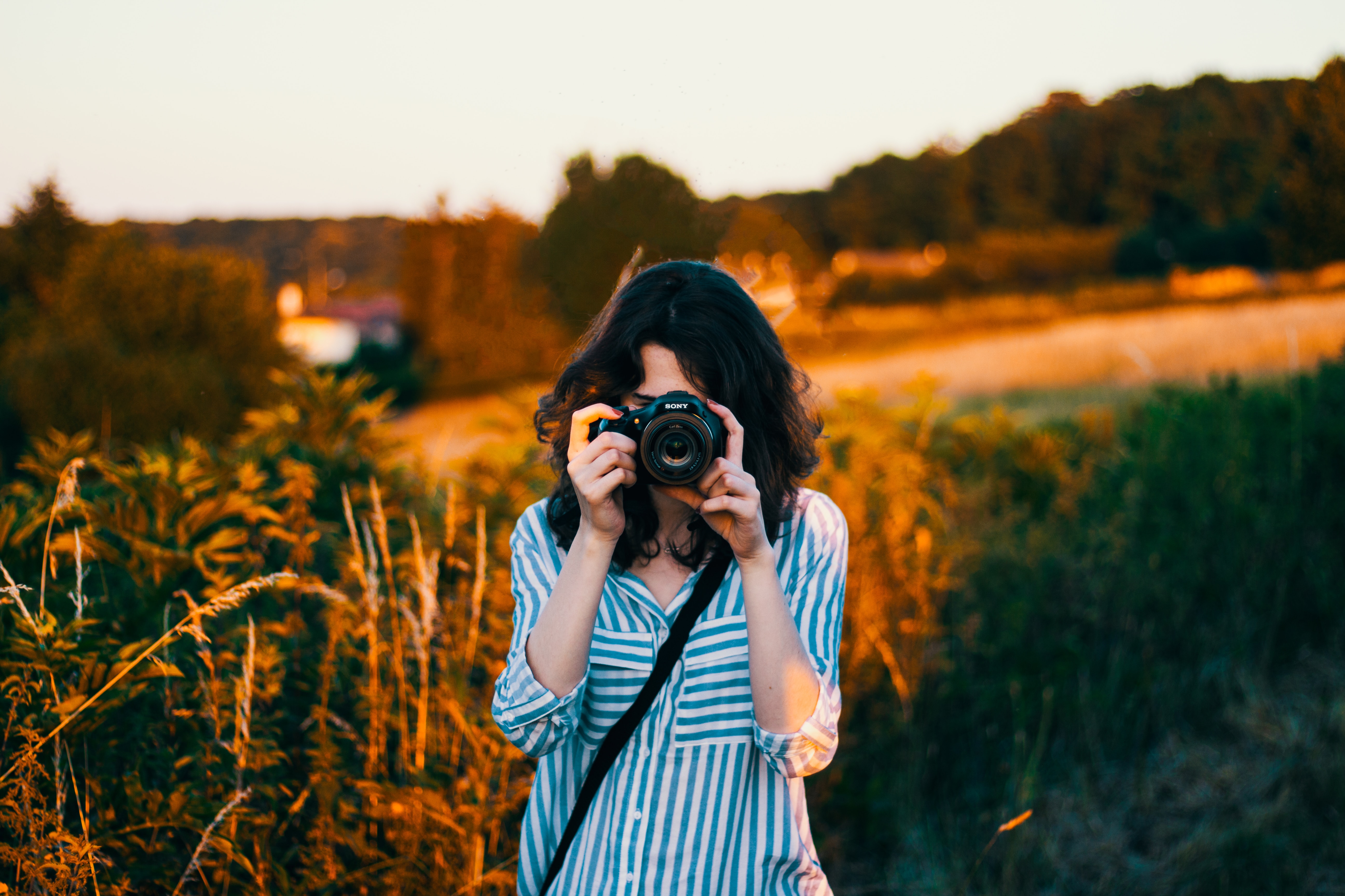 She is taking photos. Совушка с фотоаппаратом. Девушка фотограф. Девушка с фотиком. Фотоаппарат для девочек.