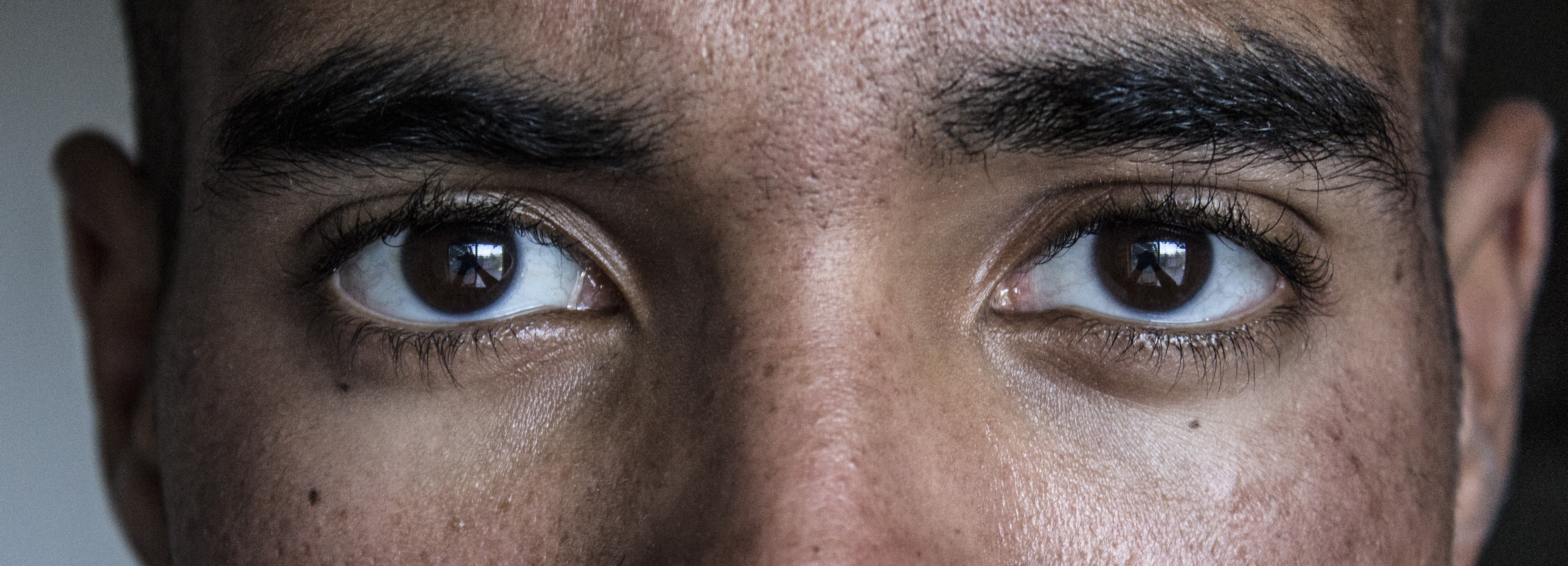 Повторяющиеся взгляды. Глаза мужские. Темно карие глаза мужские. Глаз человека. Черные глаза мужские.