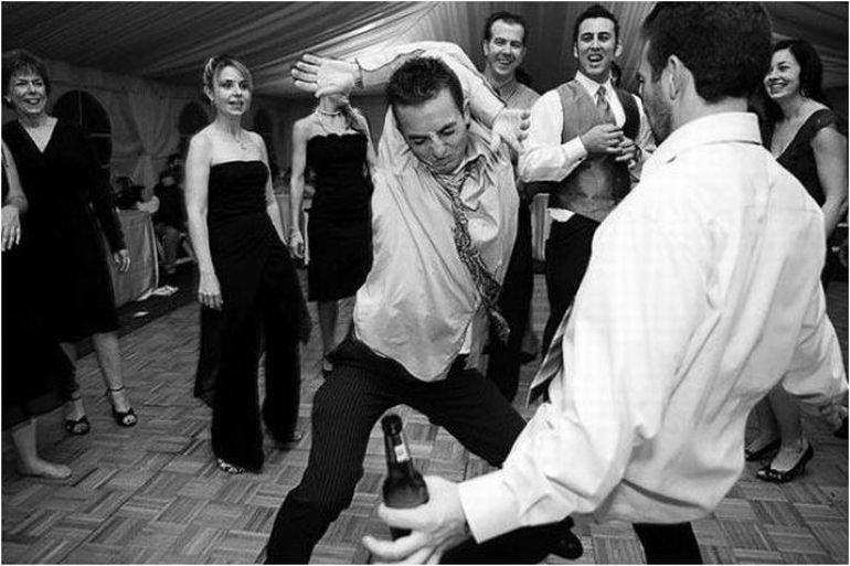 За столом сидим пляшем. Пьяные танцы. Мужчины на корпоративе. Корпоратив танцы на столе. Прикольные танцы на свадьбах.