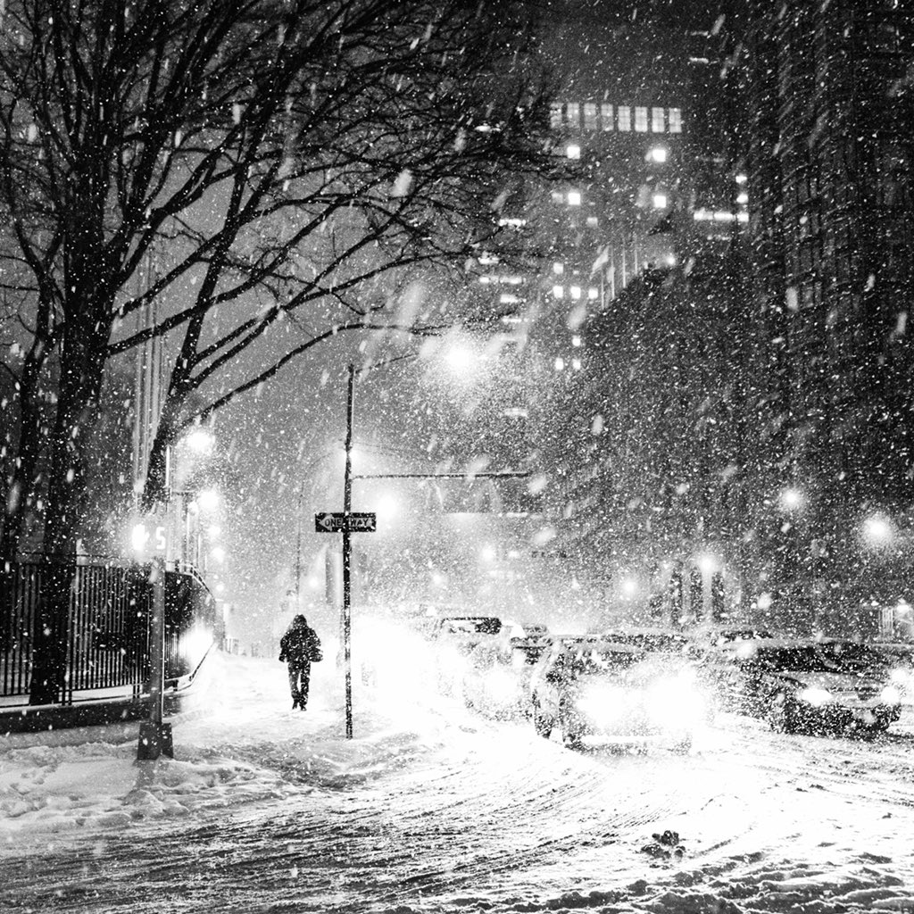 Падает снег город. Красивый снегопад. Зимний город. Снегопад в городе. Снегопад ночью в городе.