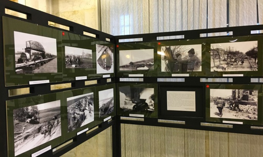 В экспозиции представлены. Экспозиция военного музея. Фотовыставка в музее. Военная фотовыставка. Выставка Великая Отечественная война.