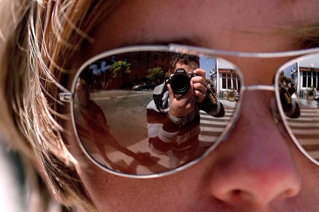 Фото отражение в очках. Отражение в очках. Солнцезащитные очки с отражением. Люди в зеркальных очках. Фотограф в очках.