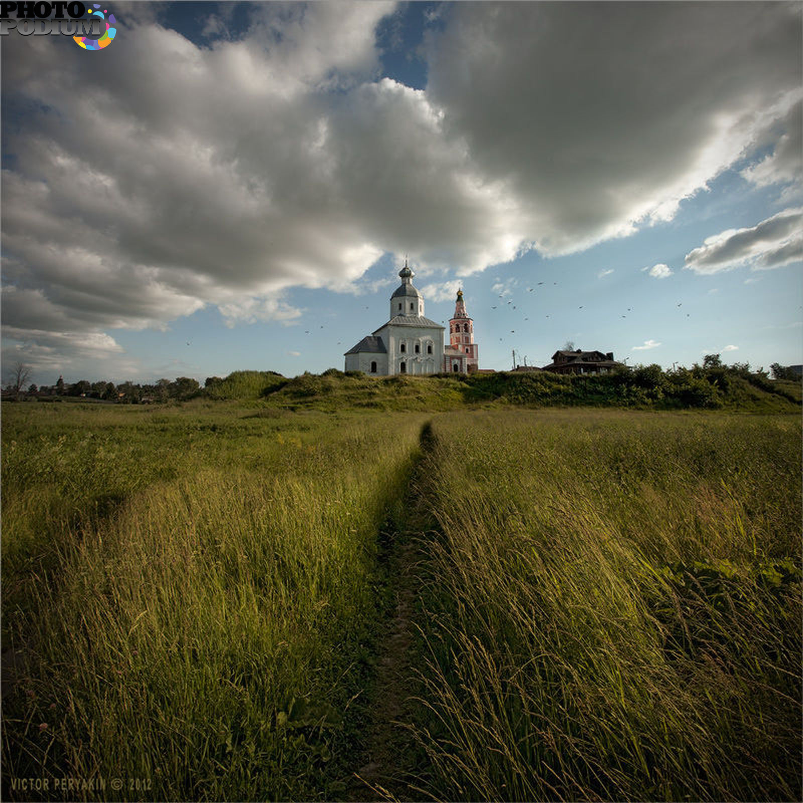 Фото фотосайт. Иванова гора Суздаль. Фотосайты России. Природа Церковь девушка. Кравотынь природа.