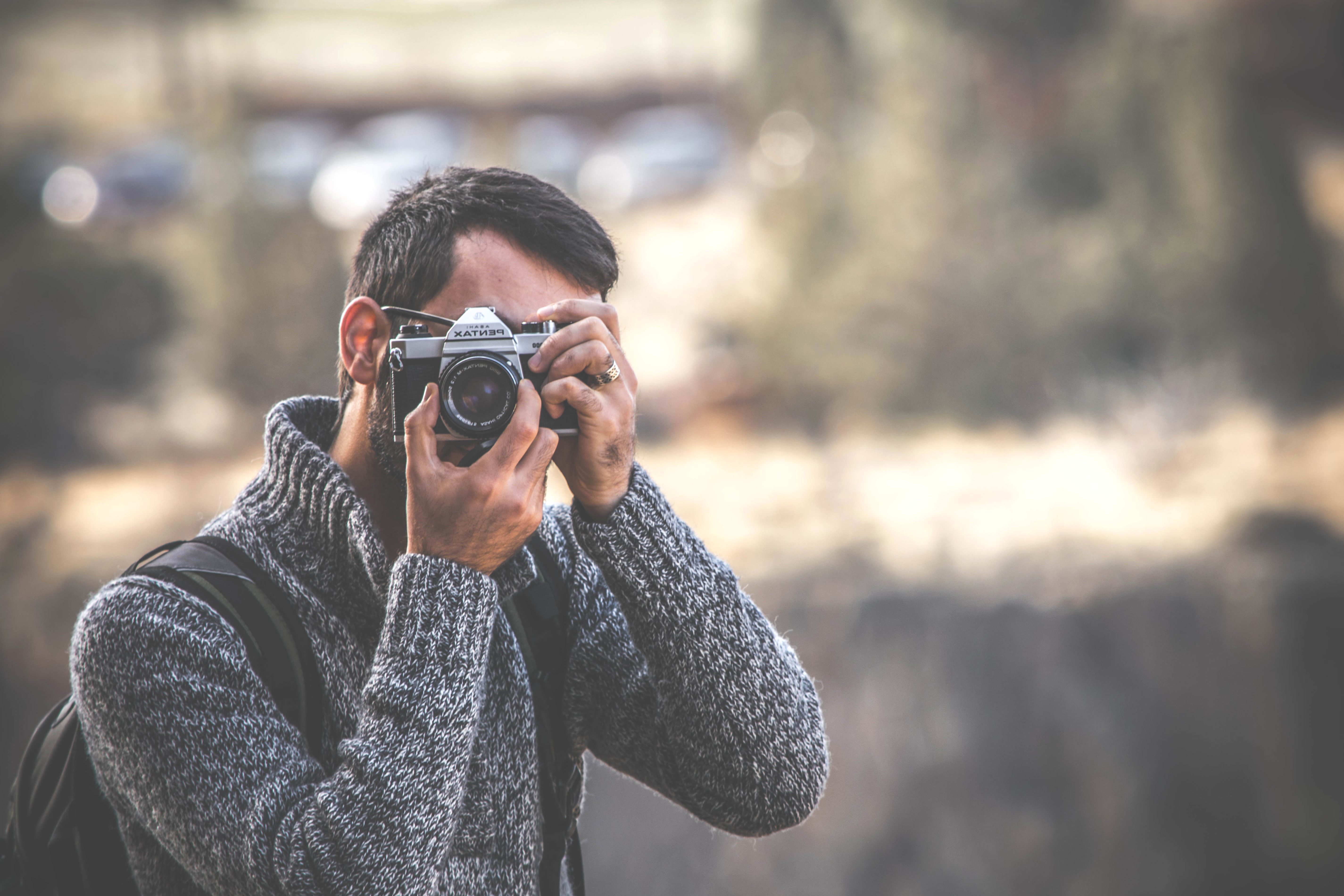 Фотографии фотографов. Парень с фотоаппаратом. Человек с фотокамерой. Парень фотограф. Мужчина с камерой.