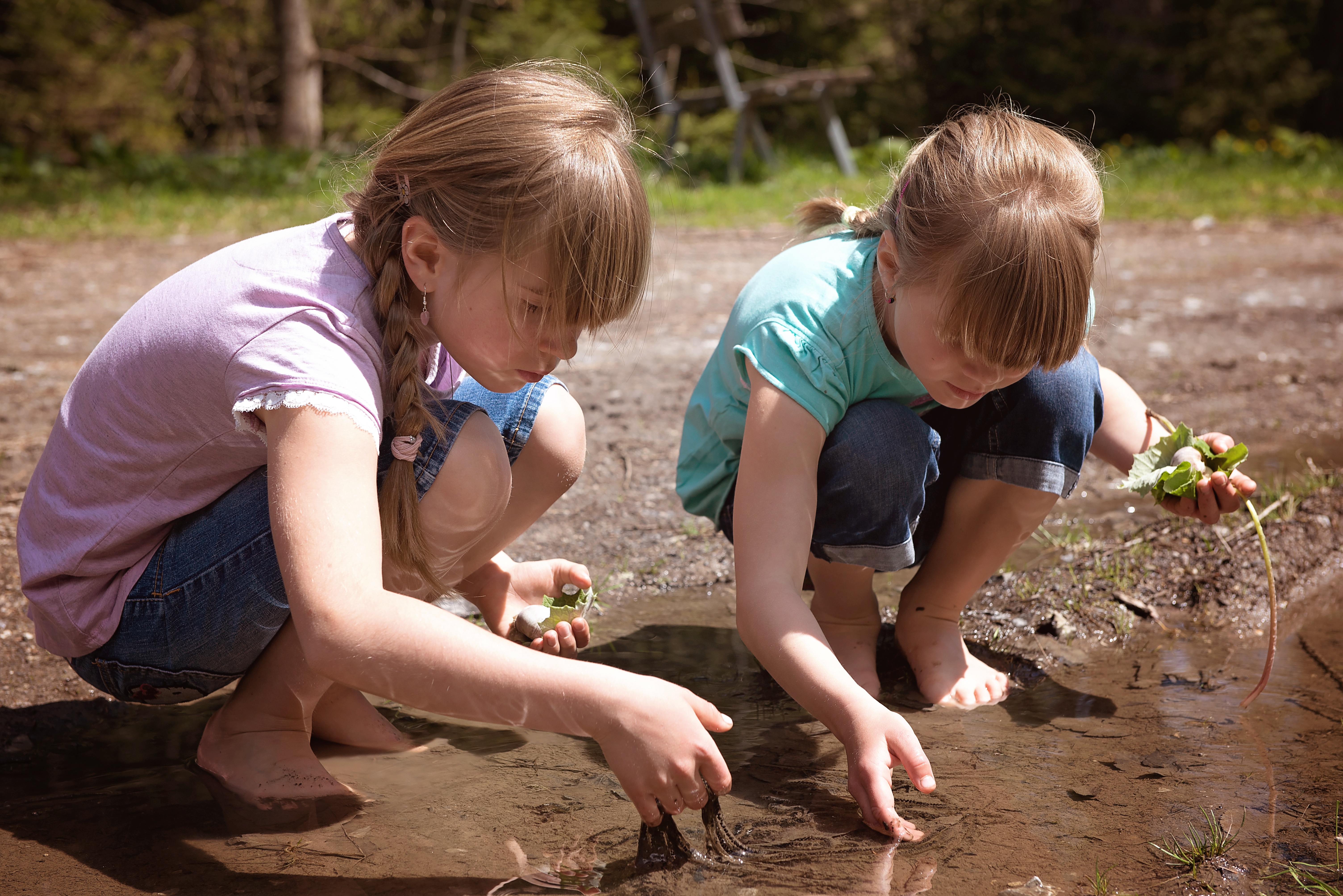 Познавать играя. Изучение природы. Дети исследуют природу. Ребенок познает мир природы. Ребятишки на природе.