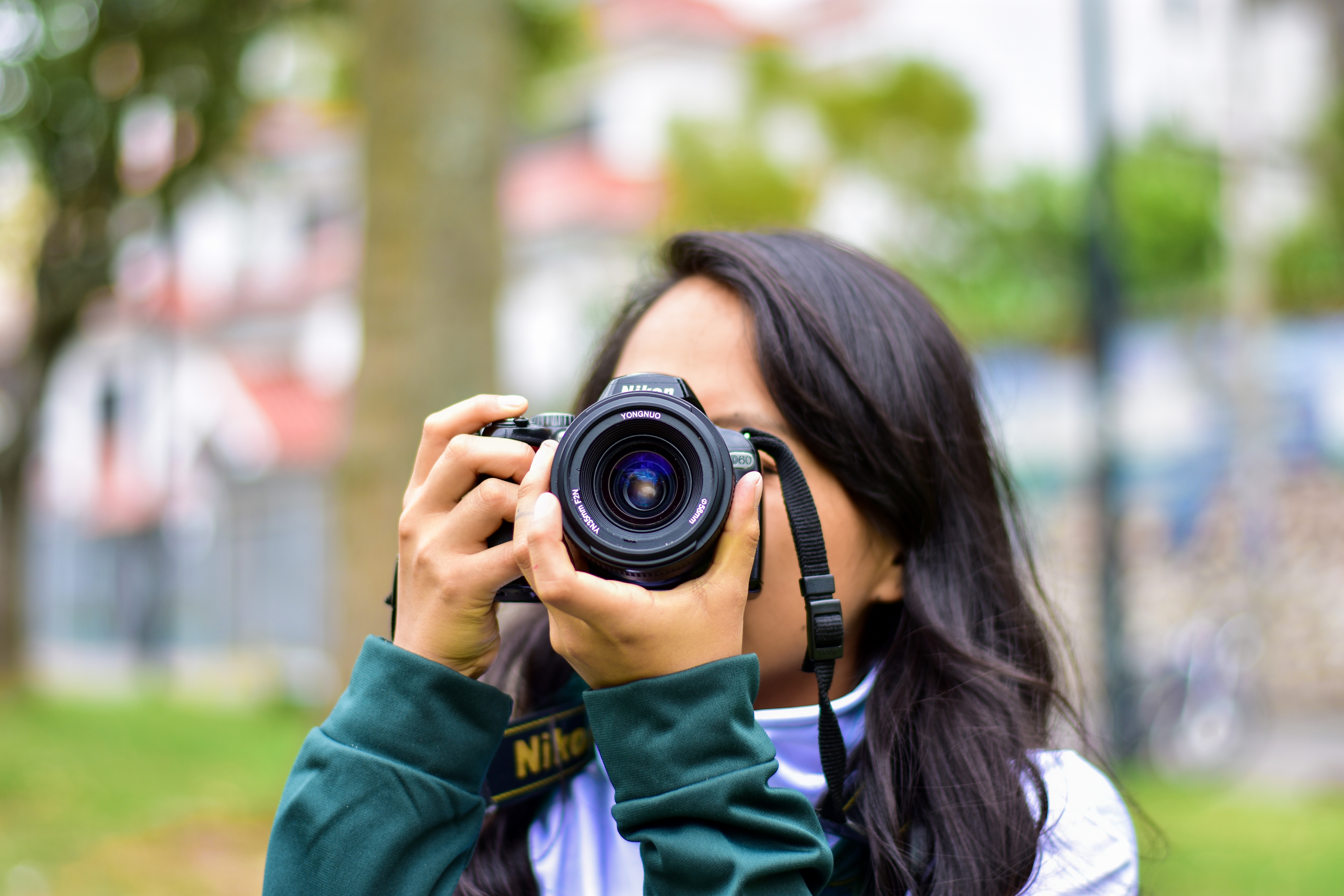 She is taking photos. Профессия фотограф. Фотограф с фотоаппаратом в анфас. Я фотограф. Нужен фотограф.