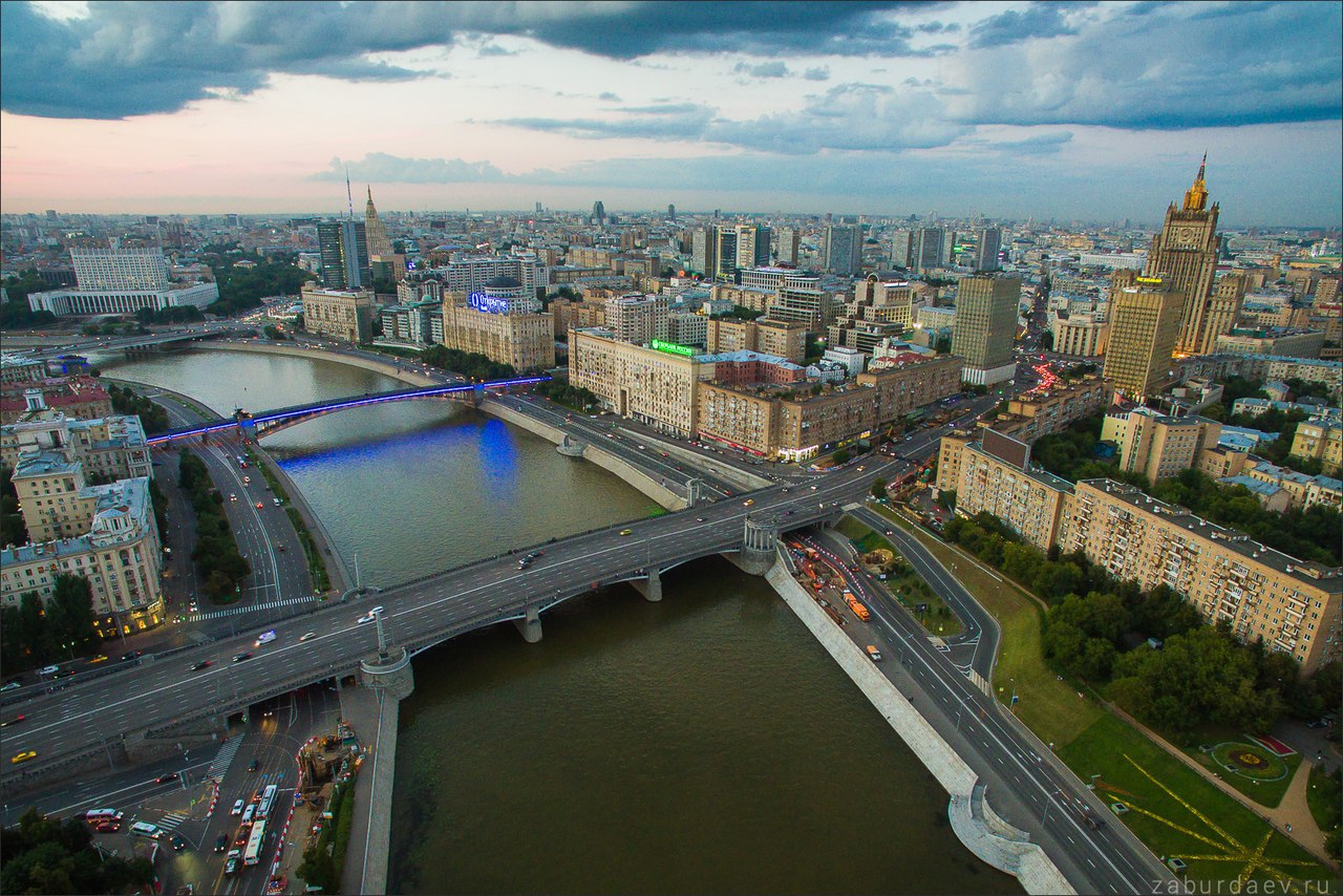 Фрунзенская места. Смоленская набережная Москва. Вид на Москва-Сити с коптера. Краснопресненская набережная 12 крыша. Москва вид с коптера.