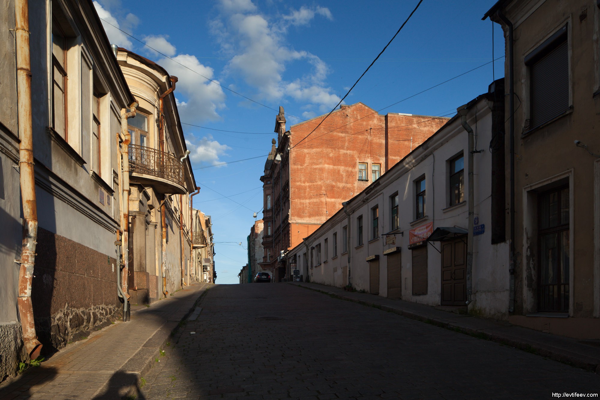 Четкая перспектива. Улица в перспективе фото. Двухточечная перспектива улица фото. Здание в перспективе фото. Дома в перспективе фото.