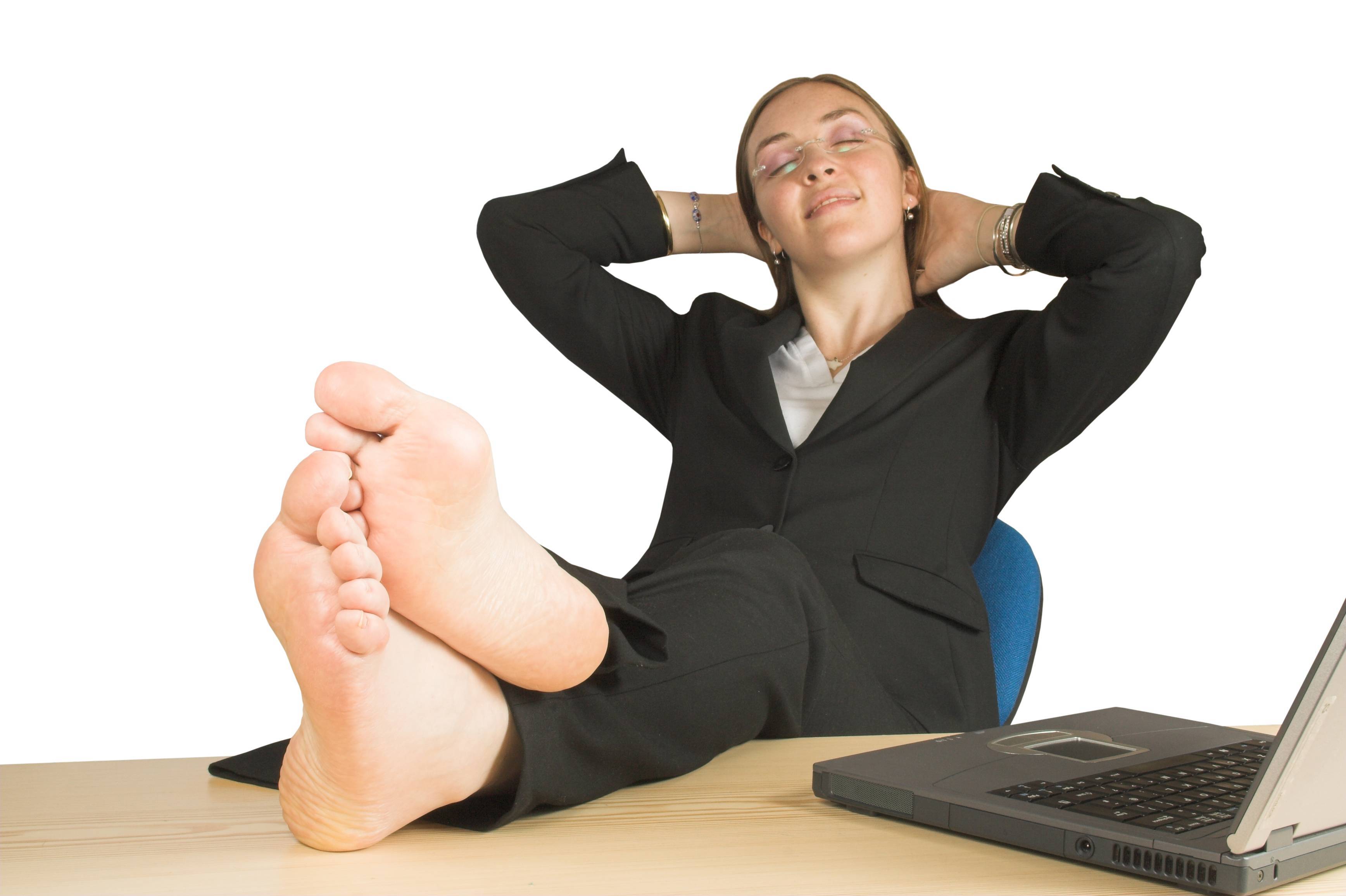 Плотно работать. Босоногие женщины в офисе. Женщина в офисе босиком. Босые ноги на столе. Босые ноги в офисе.