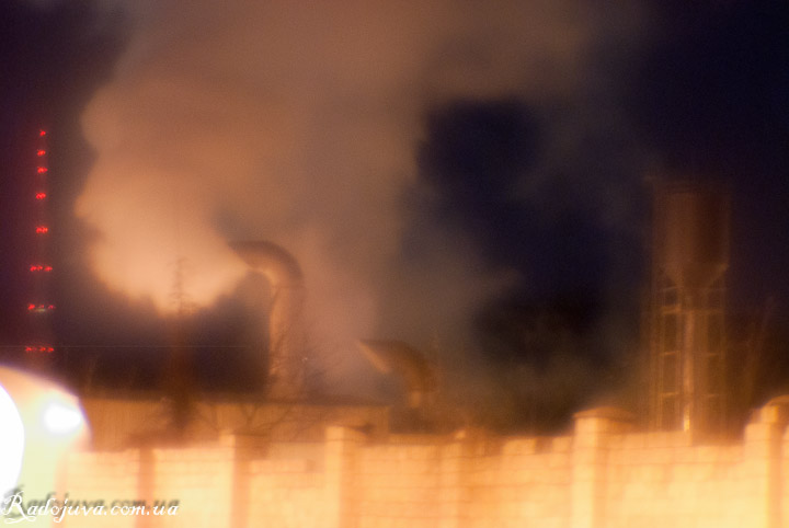 Фотография на монокль. Дым из труб ночного города