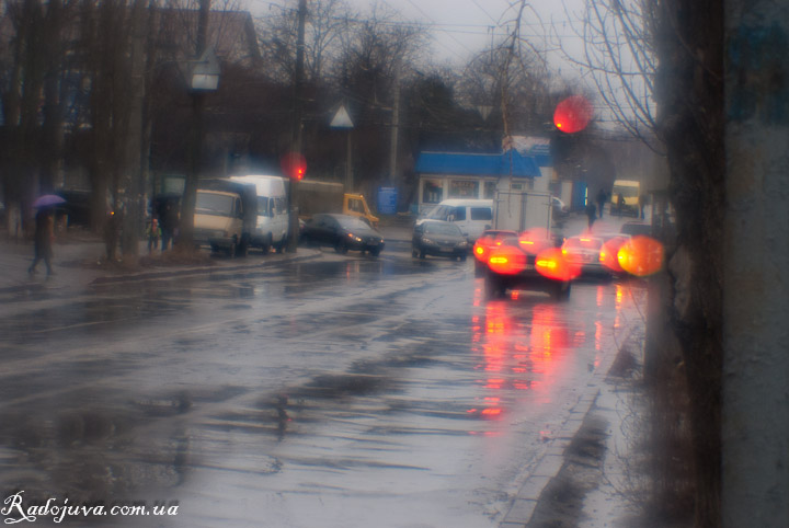 Фотография на монокль. Улица после дождя. Яркие сферические абберации
