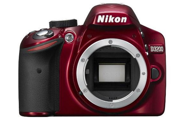 Можно приобрести камеру Nikon D3200в красном корпусе