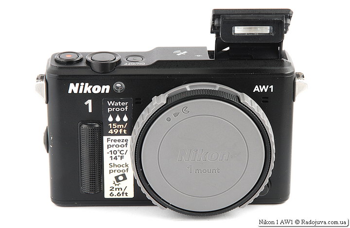 Nikon 1 AW1 с байонетной крышкой. Крышка имеет дополнительное черное кольцо.