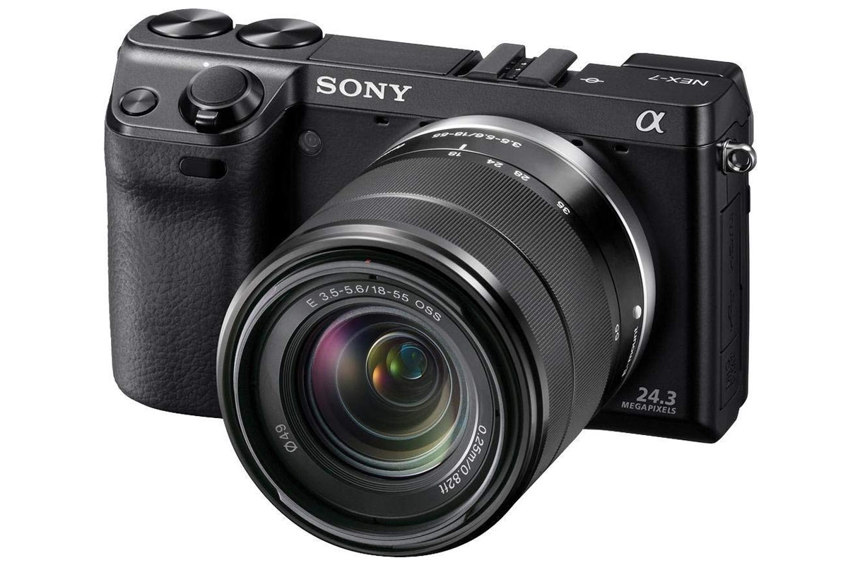 Sony E 3.5-5.6/18-55 OSS. Объектив показан на камере Sony NEX-7