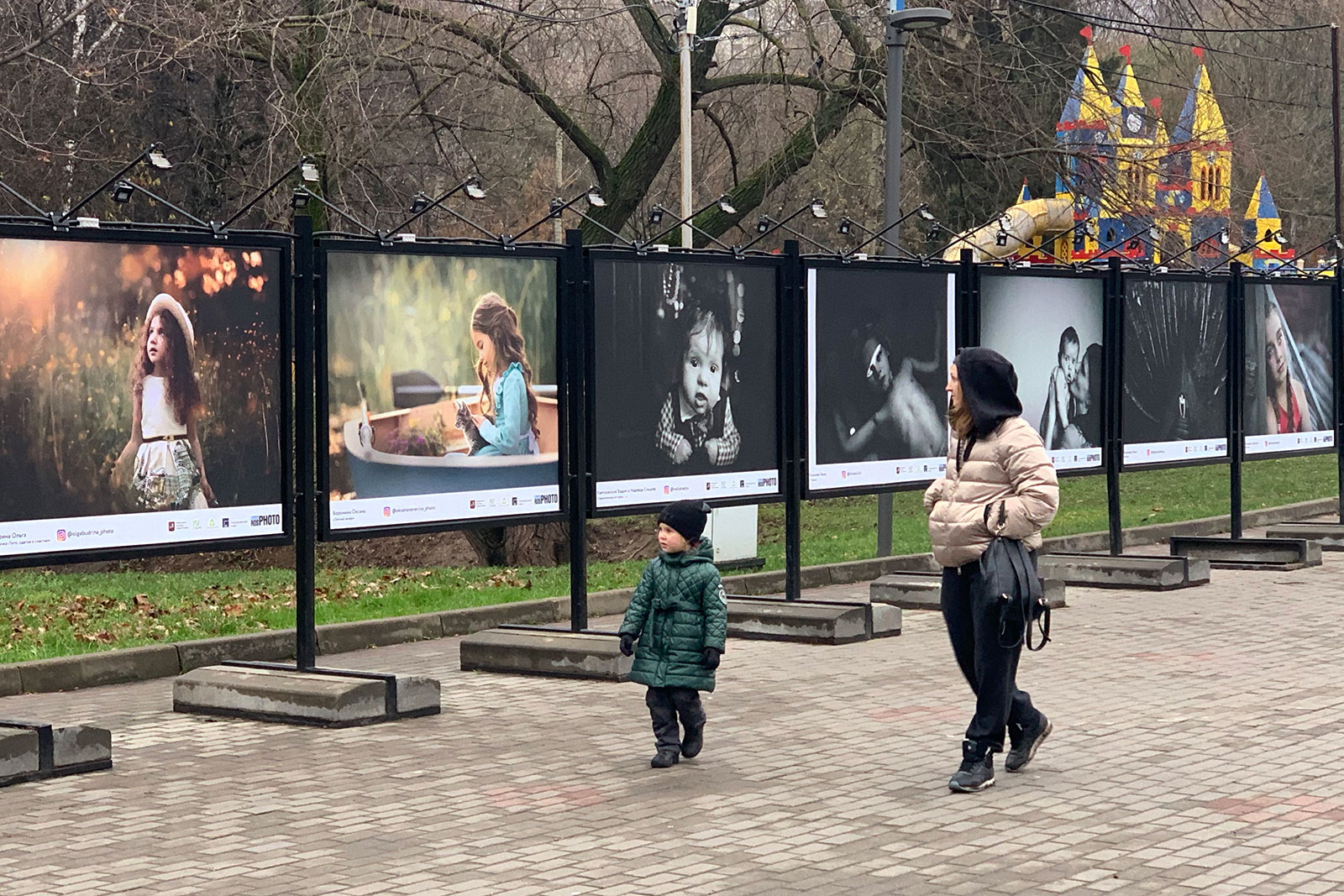 Выставка под. Фотовыставка в парке Горького. Лианозовский парк фотовыставка. Уличная экспозиция. Выставка под открытым небом.