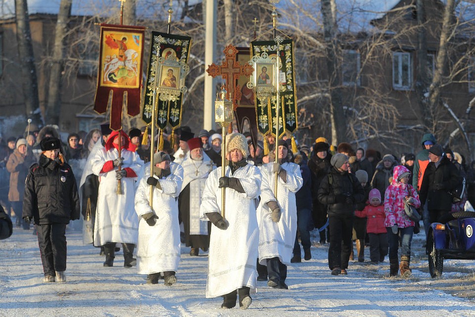 Началось Крещение по традиции с крестного хода от храма Александра Невского. Фото: Юлия ПЫХАЛОВА