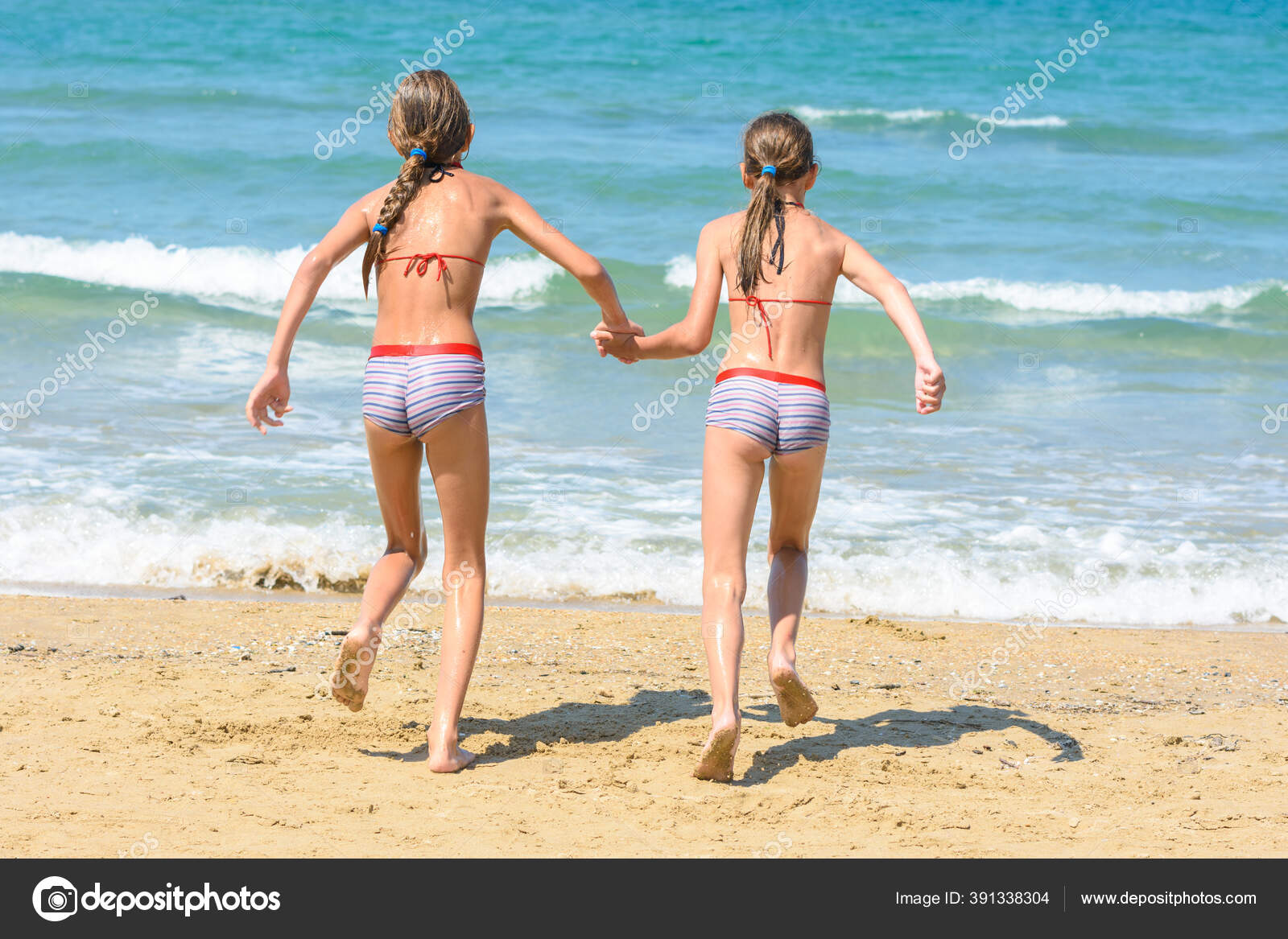 Снимай трусы купаться. Две сестры на пляже. Сестрички на пляже. Мелкая сестра на пляже. Дети в купальниках на море.