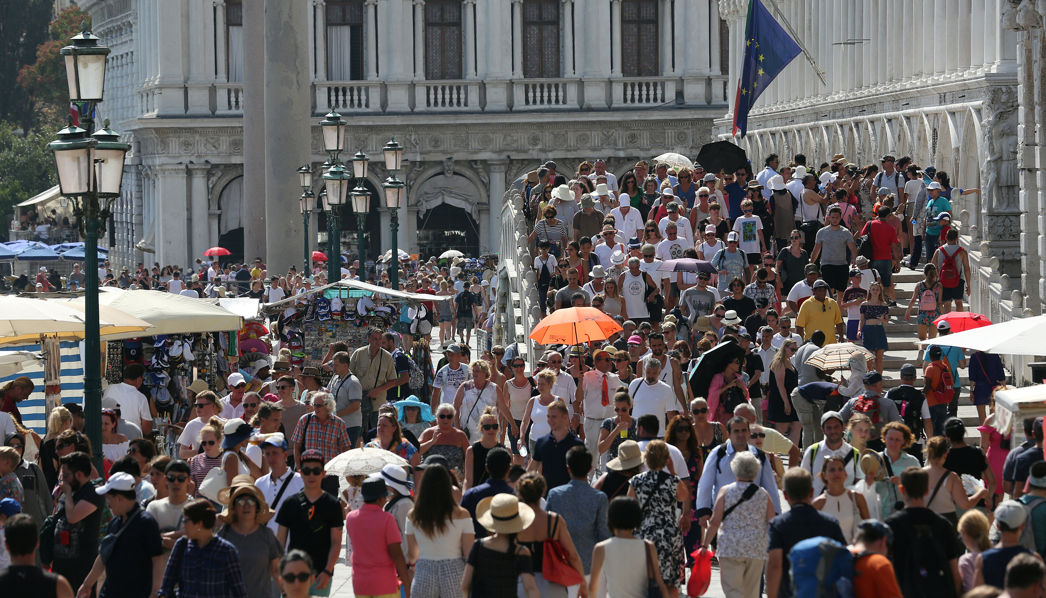 Группа туристов из италии. Италия люди. Туристы в Венеции. Европа люди. Население Италии.