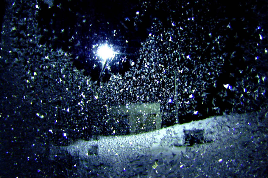 Света падал снег. Снегопад ночью. Снег в ночном небе. Блеск снега ночью. Снег за окном ночью.