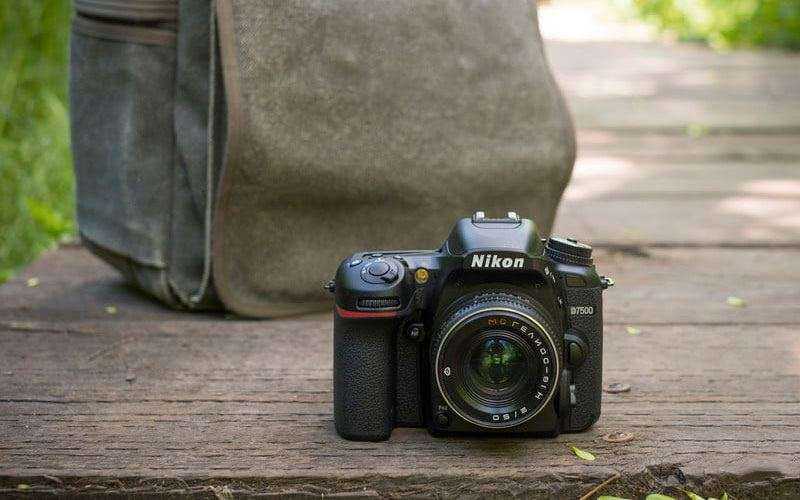 Nikon D7500 — зеркальная камера с отличным балансом между производительностью и размерами. Современные зеркалки вытесняются