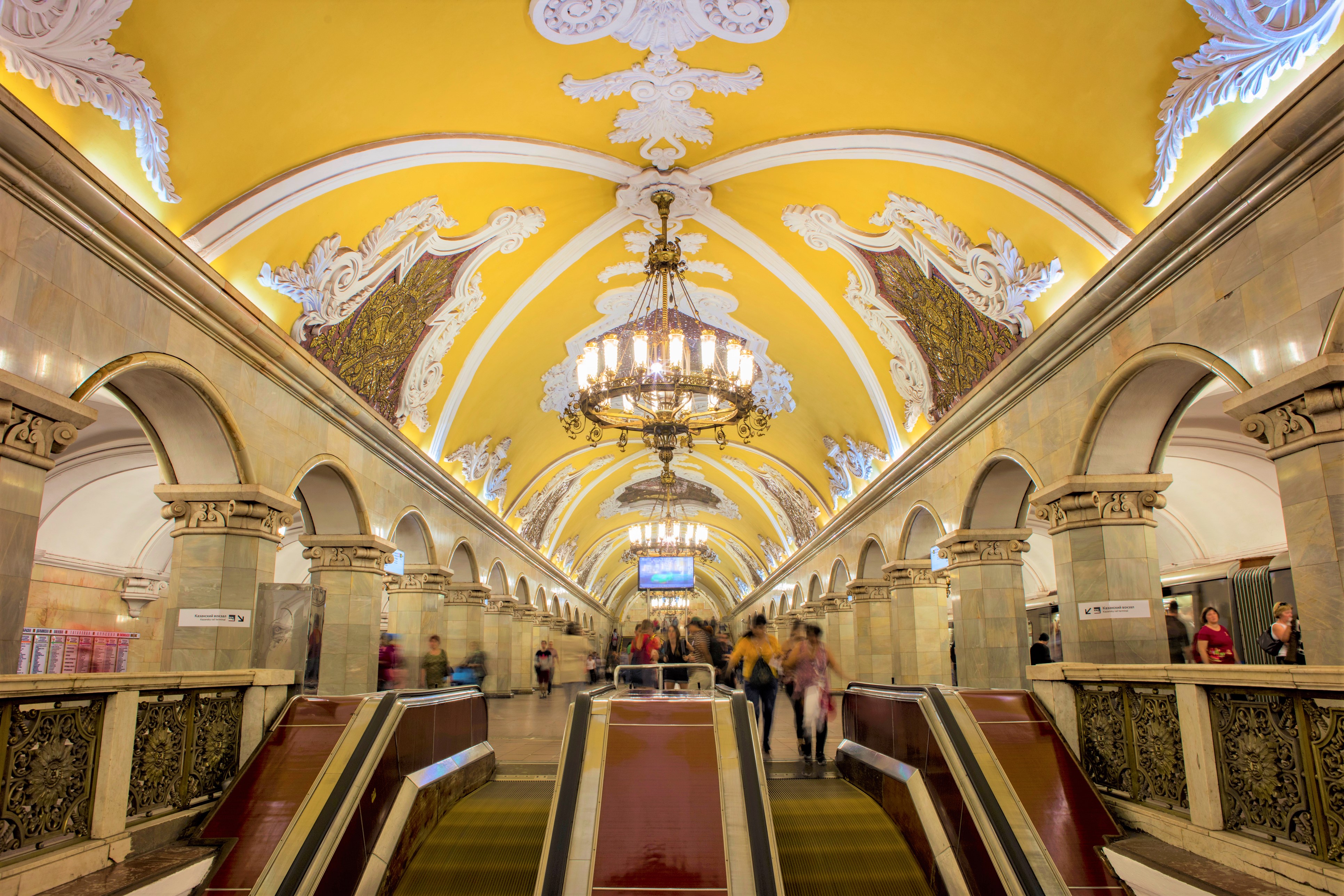 Moscow s metro. Komsomolskaya Metro Station Moscow. Komsomolskaya Metro Station Москва 2020. Красивое метро в Москве. Московское метро самое красивое в мире.