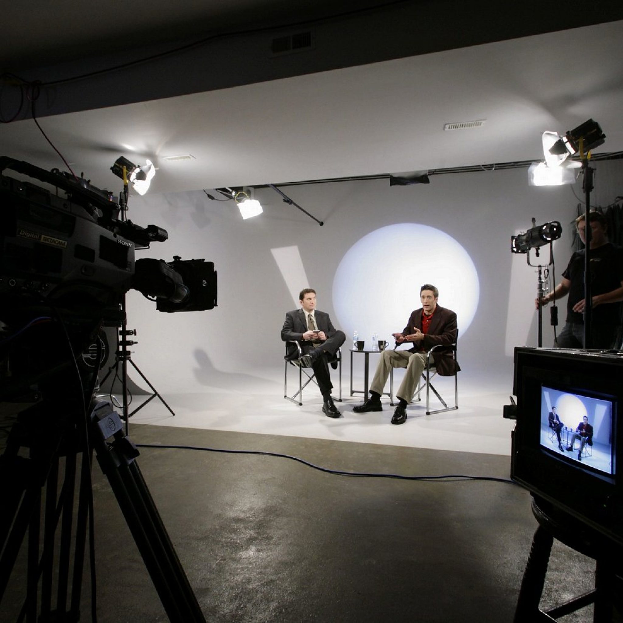 Видеофрагмент интервью. Студия для видеосъемки. Камера в студии. Студия для съемок интервью.