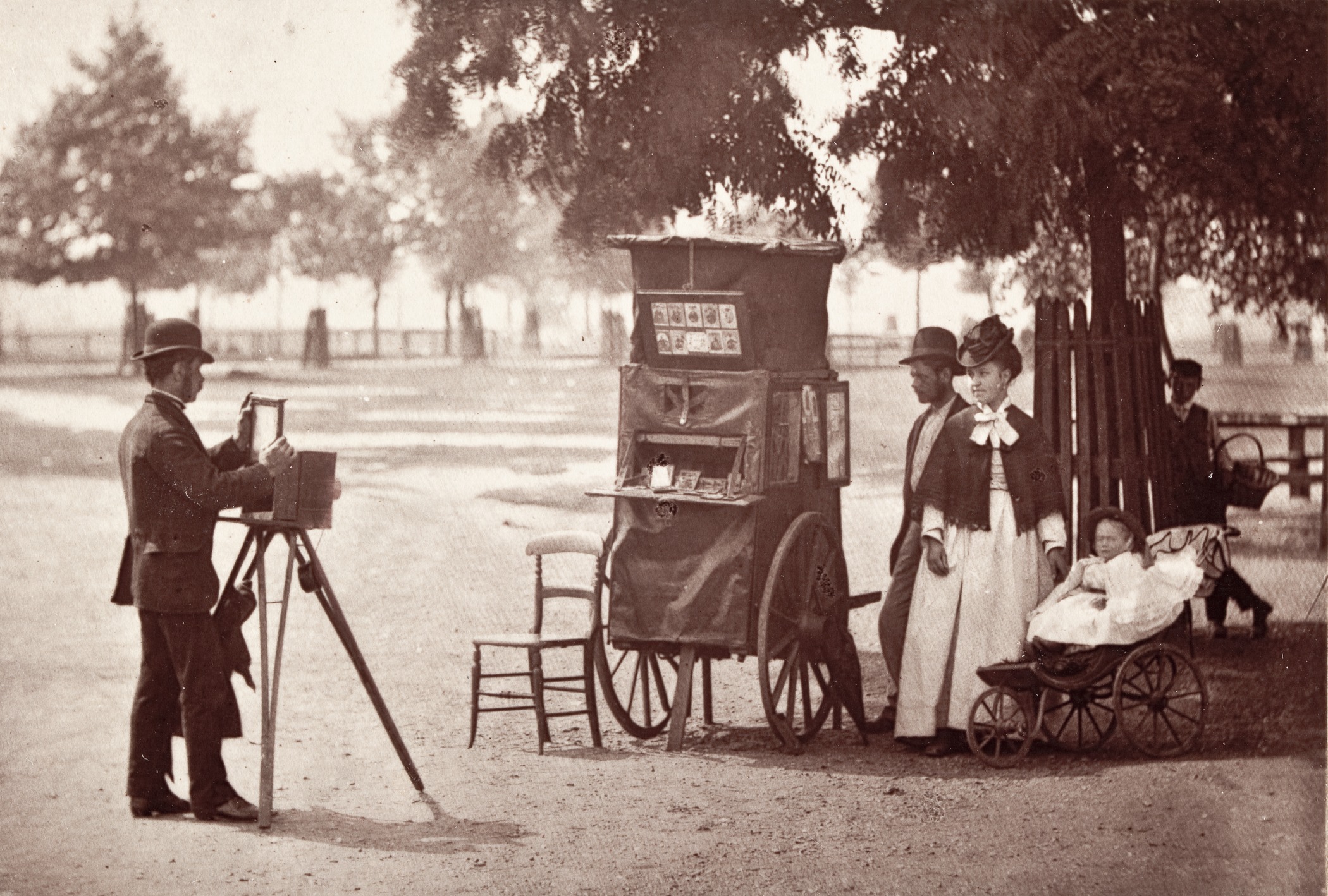 Сообщение первая фотография. Лондон 19го века. Лондон конца 19го века люди. Джон Томсон фотограф 19 век Англия. Первые фотографии 19 века.