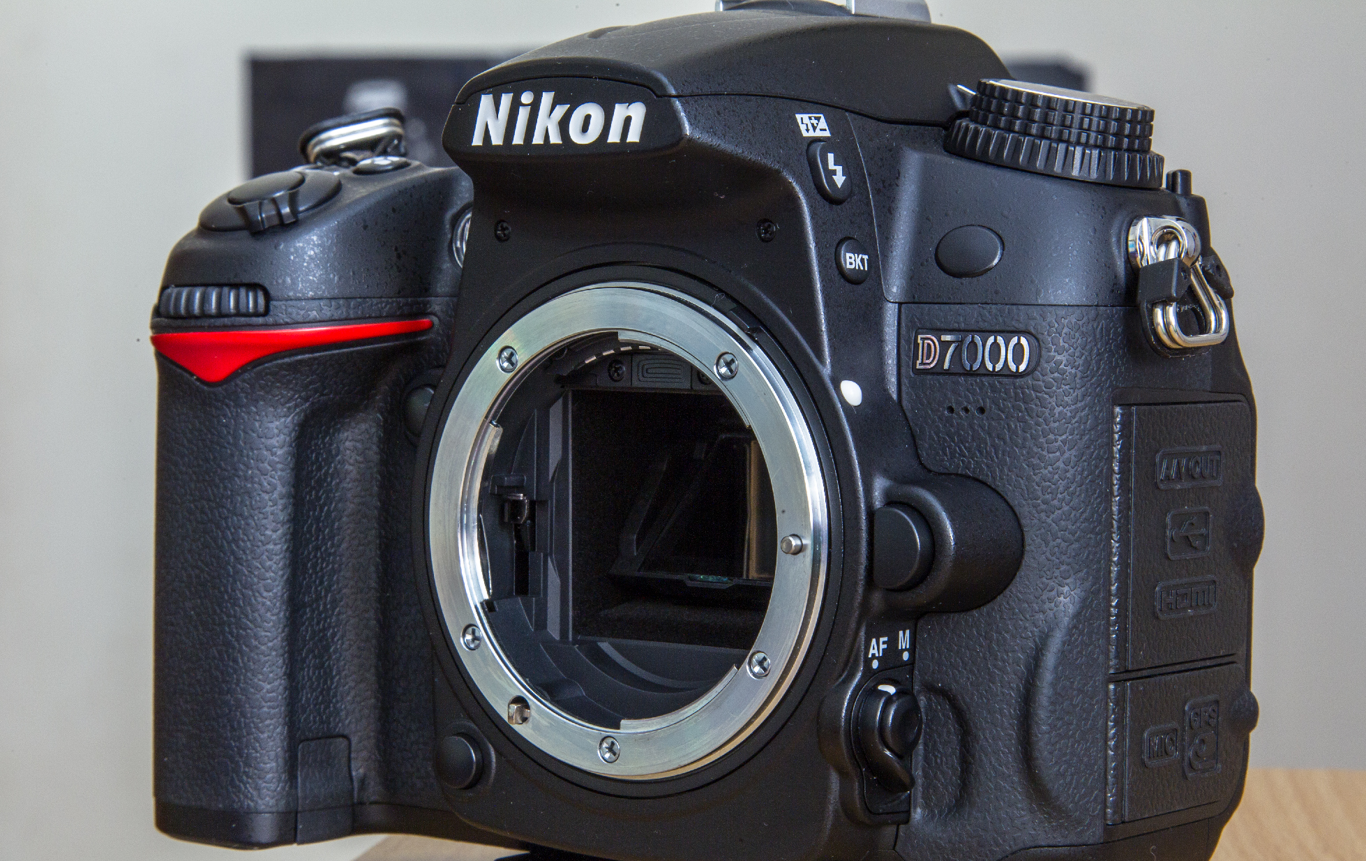 Nikon body. Nikon d7000. Nikon d7000 кнопки. Крышка Nikon d7000 боковая. Nikon d7000 внешний микрофон.