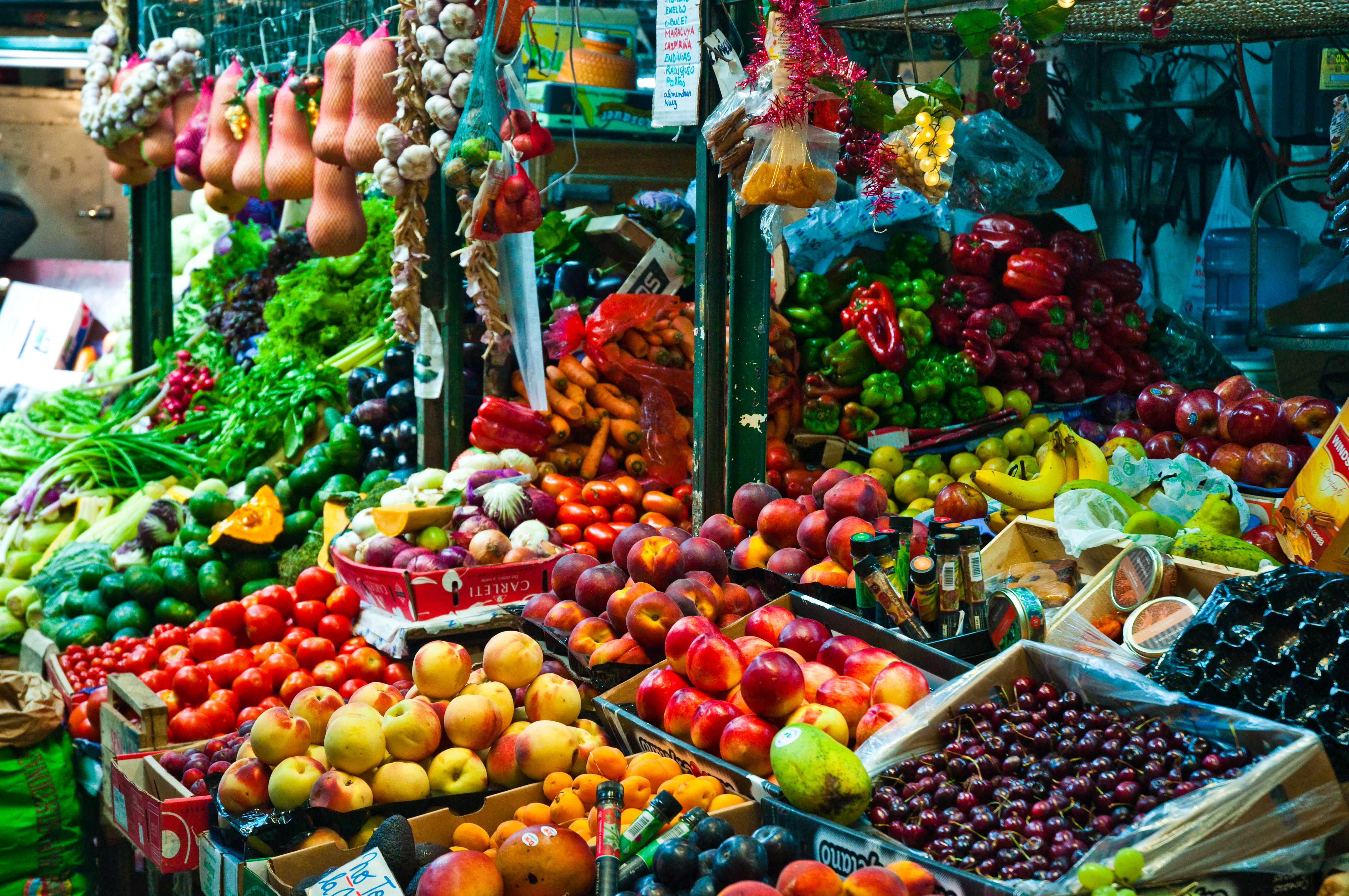 Фруктовые ряда. Продовольственный рынок. На рынке. Фрукты на рынке. Овощи на рынке.