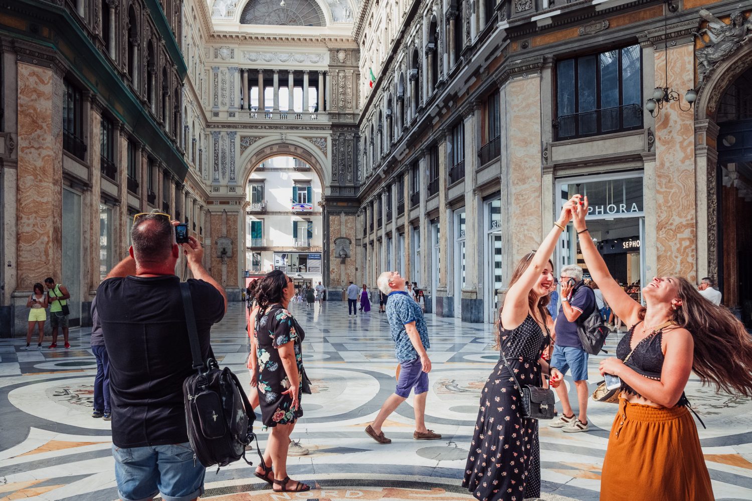 Like italy. Уличный фотограф. Лучшие уличные фотографы. Стрит фотограф. Известные стрит фотографы.