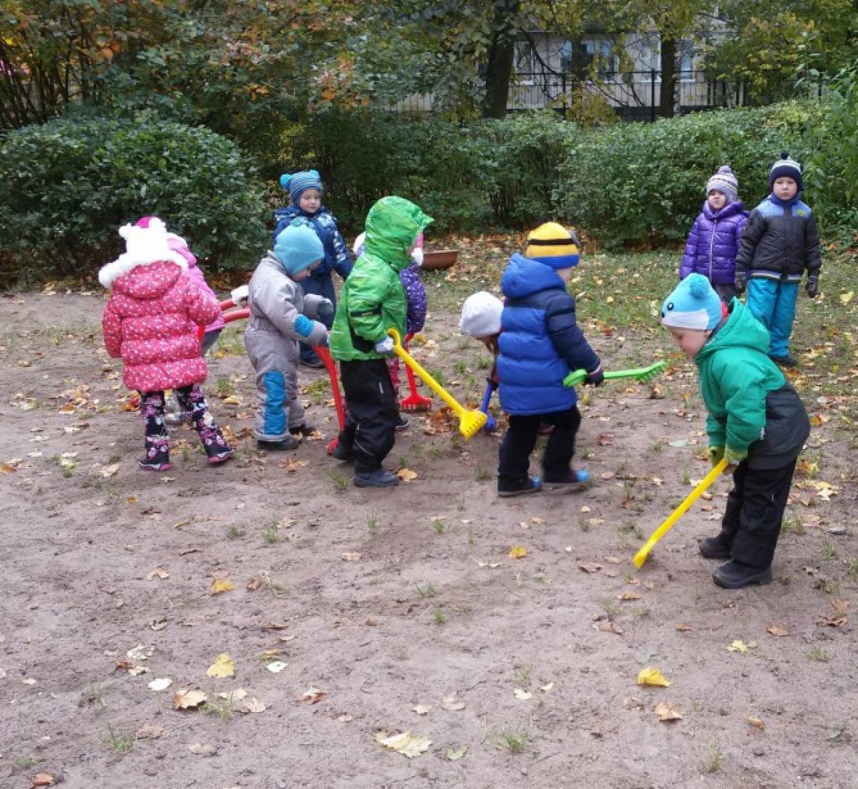 Игры на прогулке 2 младшая группа. Дети на прогулке в детском саду. Прпогулка в детском сад у. Дети гуляют в саду. Осенняя прогулка в детском саду.