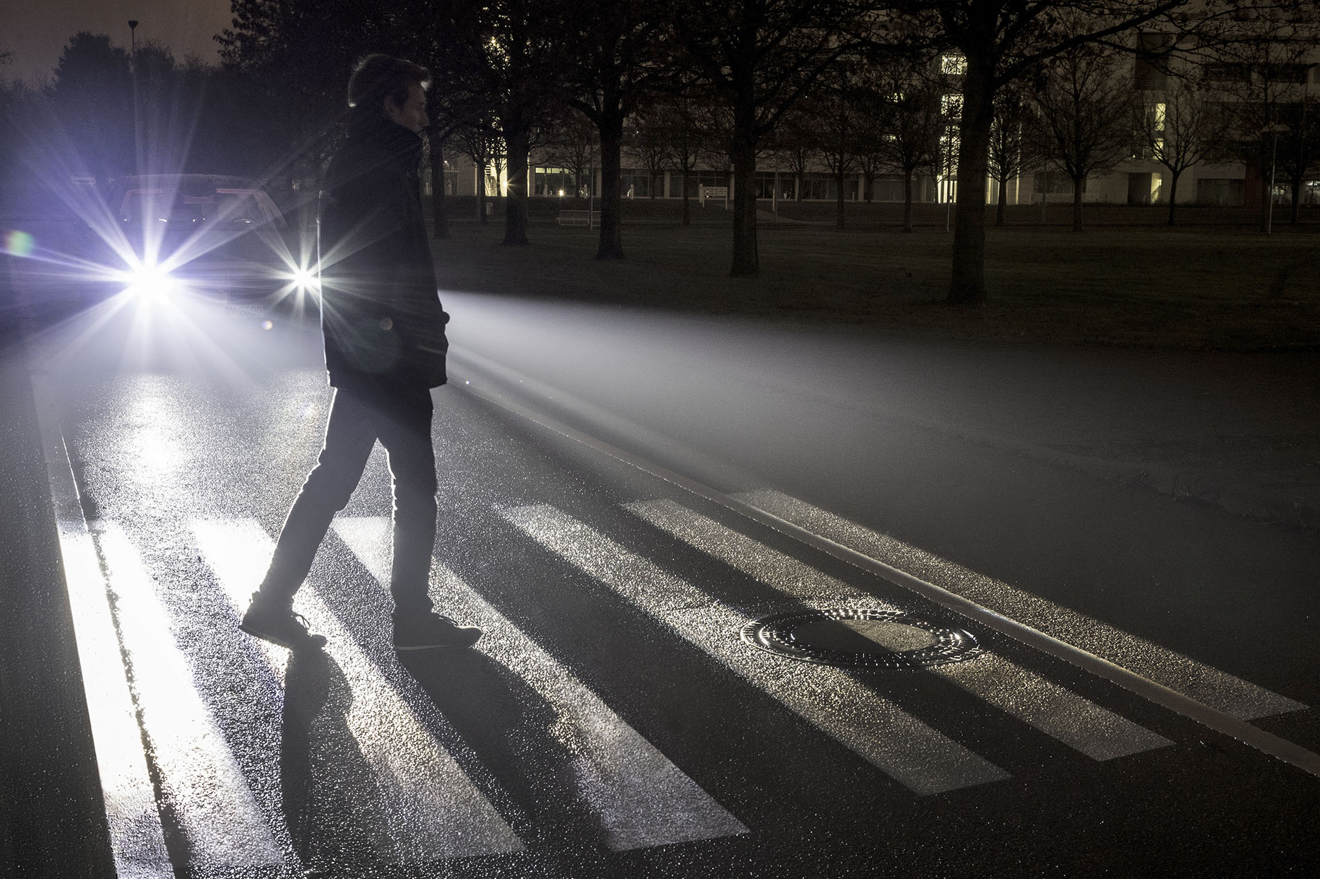 В темное время видно. Пешеход ночью. Человек на дороге ночью. Пешеход ночью на дороге. Пешеход в темноте.