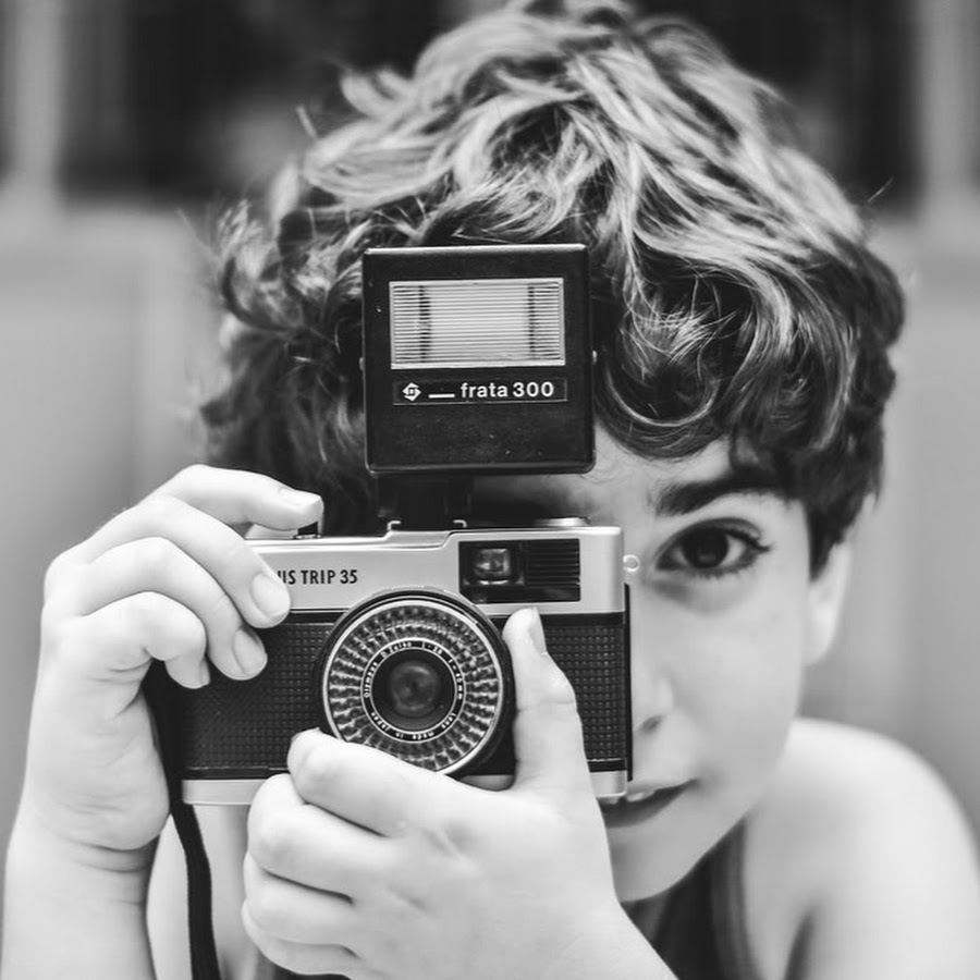 Фотограф читать. Фотограф девушка с фотоаппаратом. Черно белый фотограф. Фотоаппарат стильно. Фотограф с камерой черно белое.